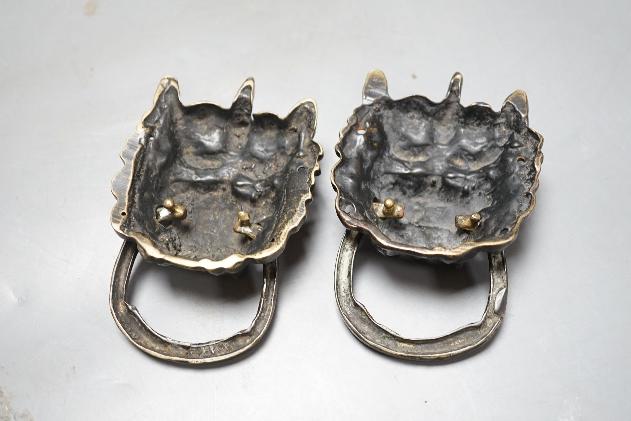 A pair of Chinese cast brass mask ring handles and a pair of Japanese enamelled bronze vases, 15 cm